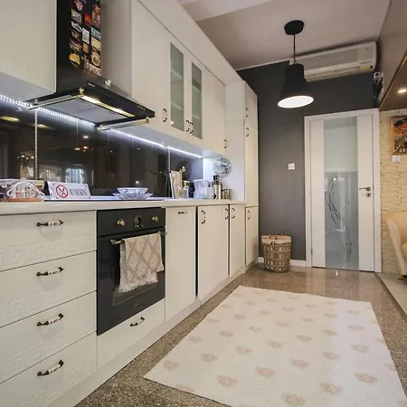 Luxurious House In Downtown Вилла