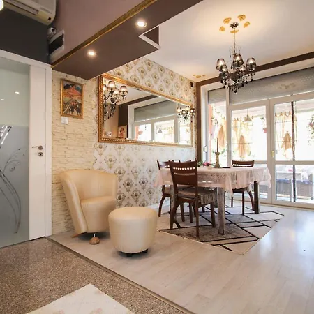 Luxurious House In Downtown